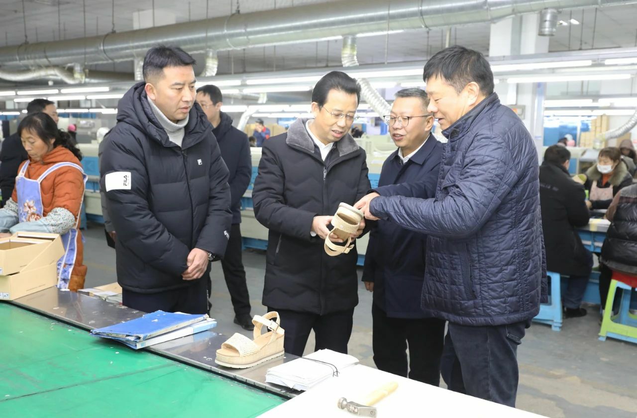 张定超在盘州市调研督导重大项目和企业复工复产时强调 用心用情优服务铆足干劲抓生产 全力以赴实现一季度“开门红”
